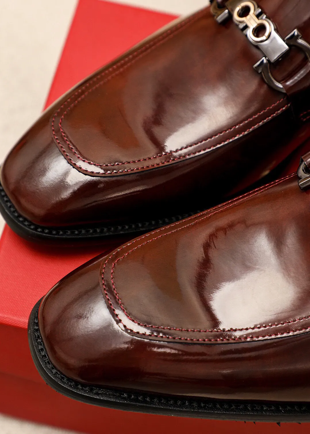 Men's shoes 💰460 💐 Product trademark: Ferragamo "Ferragamo" casual leather shoes Regular size: 38-44 (45🉑️customized) Product materials: Selected imported first-layer open-edge beaded calfskin upper + luxury hardware buckle, imported water-dyed cowhide leather lining. Strong three-dimensional visual effect, original combination outsole Color: 2⃣️colors available
